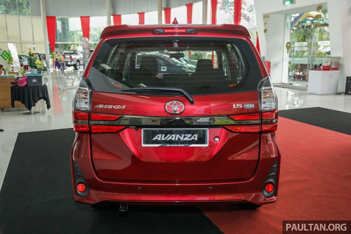 Phía sau Avanza 2019 trang bị cụm đèn hậu hình chữ L mới giống với mẫu Veloz. Thân xe vẫn giữ nguyên thiết kế so với đời cũ vì đây là phiên bản facelift (nâng cấp giữa vòng đời) chứ không phải thế hệ hoàn toàn mới.