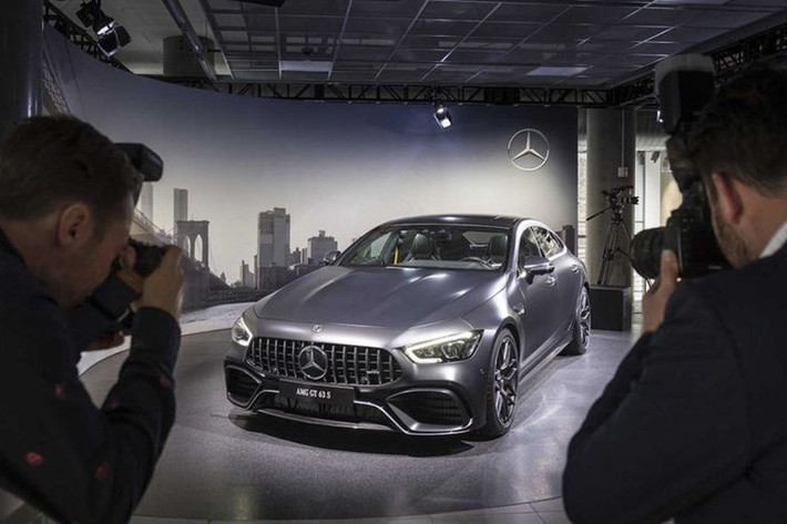 Lấy cảm hứng từ dòng siêu xe AMG GT, GT 4-Door Coupe vay mượn nhiều thiết kế so với người anh em hai cửa của nó như: phần đầu sở hữu cụm lưới tản nhiệt “Panamerica”, phía sau với đèn hậu LED mỏng.