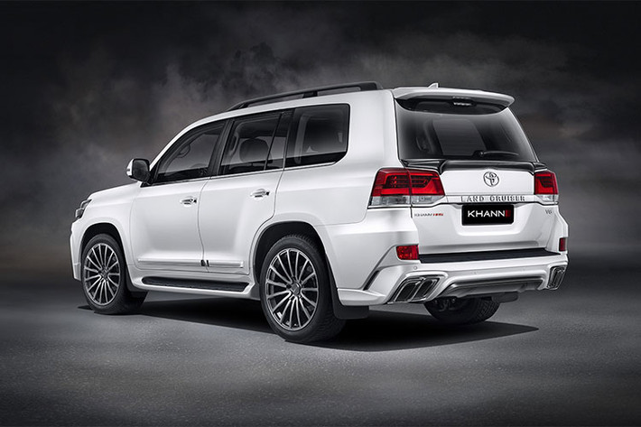 Dựa trên nền tảng của phiên bản cuả mẫu xe SUV Land Cruiser 2018 có tên mã J200, hãng độ xe danh tiếng đến từ Anh quốc - KHANN đã tiến hành chỉnh sửa một số chi tiết ngoại thất, đồng thời lắp đặt thêm bộ bodykit giúp chiếc SUV này sở hữu diện mạo khá lạ mắt.
