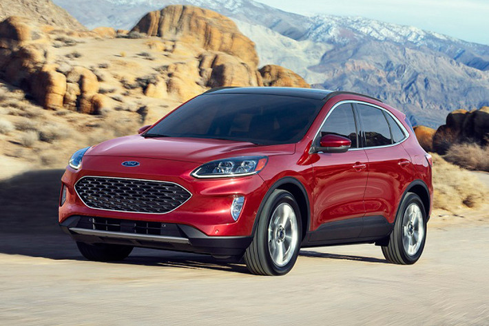 Ford Escape luôn luôn là một lựa chọn có mức giá tương đối phải chăng trong phân khúc compact crossover SUV 5 chỗ. Với giá bán khởi điểm 24.105 USD, Ford Escape 2020 mới sở hữu giá bán dễ tiếp cận hơn so với Toyota RAV4 (25.500 USD) hay Nissan Rogue (25.020 USD) và nhiều mẫu xe khác trong phân khúc.