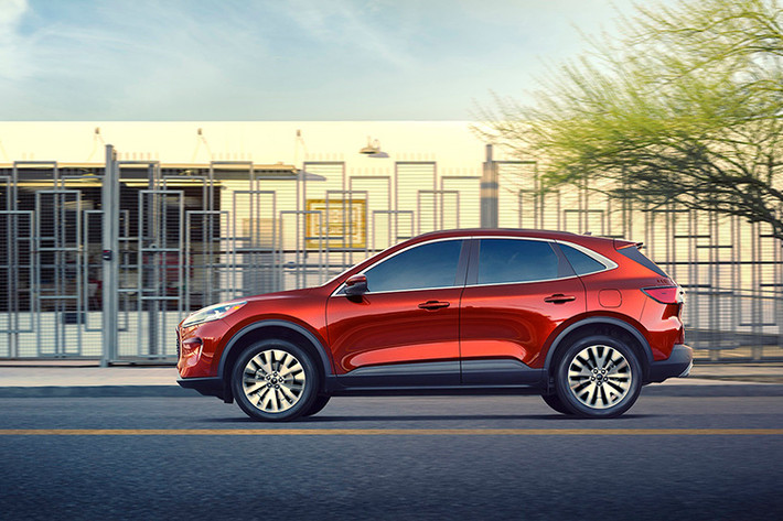 So với thế hệ cũ, giá xe Ford Escape 2020 tăng nhẹ chỉ 780 USD - theo CarsDirect. Trong khi đó, người mua sẽ nhận được một Escape hoàn toàn mới được nâng cấp toàn tiện từ nền tảng khung gầm, kiểu dáng và trang bị công nghệ an toàn cao hơn dáng kể. Mặc dù Ford Escape 2020 không phải là một lựa chọn hàng đầu trong phân khúc, nhưng nó là lựa chọn có mức giá rất phải chăng và cực kỳ cạnh tranh.