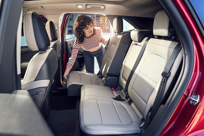 Tại Mỹ, Ford Escape mới sẽ được bán ra với nhiều phiên bản như: S, SE, SE Sport, SEL và Titanium. Hiện tại, Escape 2020 có các tùy chọn động cơ xăng Ecoboost gồm: 3 xy-lanh 1.5L tăng áp và 4 xy-lanh 2.0L tăng áp cho công suất tối đa lần lượt: 180 mã lực và 250 mã lực.