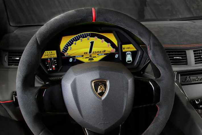 Cụ thể hơn, động cơ của xe mạnh hơn tới 50 mã lực so với Aventador với công suất tối đa 750 mã lực.
