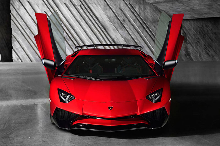 Khách hàng có thể tùy chọn thêm các gói mà Lamborghini cung cấp. Chi tiết về các gói nâng cấp sẽ sớm được cập nhật trên trang chủ của Lamborghini.