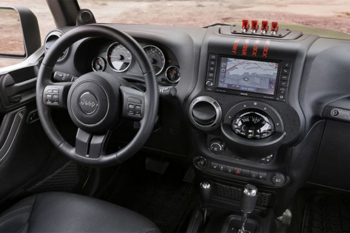 Ngoài ra, Jeep Gladiator 2020 còn được trang bị trục Dana 44 thế hệ thứ ba, khóa cầu trước/sau Tru-Lock điều khiển điện tử, khóa vi sai chống trượt Trac-Lok, lốp off-road 33 inch và tính năng tháo rời thanh cân bằng điện tử lần đầu tiên có trong phân khúc. Xe sở hữu khả năng lội nước sâu 760 mm và khả năng kéo 3.470 kg và trọng tải 726 kg.