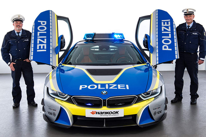 Được biết, công ty độ xe AC Schnitzer đã lựa chọn mẫu xe thể thao plug-in hybrid BMW i8 Roadster làm phương tiện chiến dịch và thực hiện rất nhiều thay đổi cực kỳ bất ngờ cho mẫu xe đình đám này.