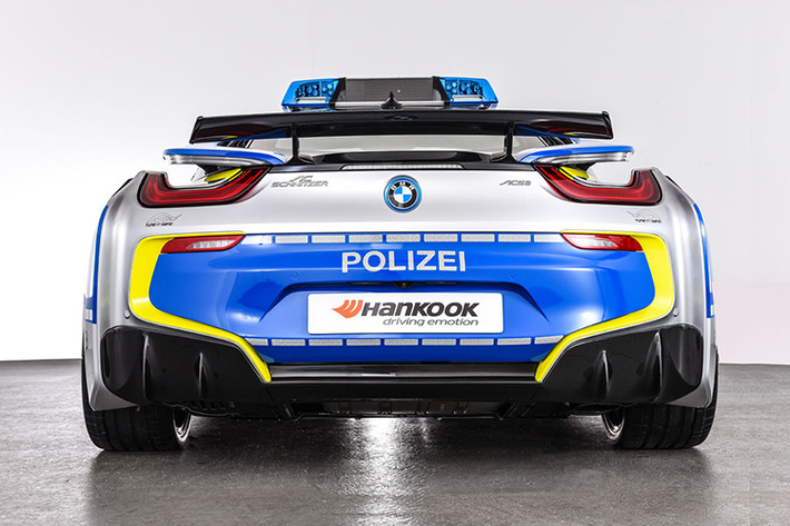 Cuối cùng, mẫu siêu xe BMW i8 Roadster với cái tên “BMW i8 Tune it! Safe! bởi AC Schnitzer” đã chính thức được ra mắt trước công chúng ở Triển lãm Ô tô Essen đang diễn ra từ ngày 30/11 tới 9/12/2018 tại Đức.