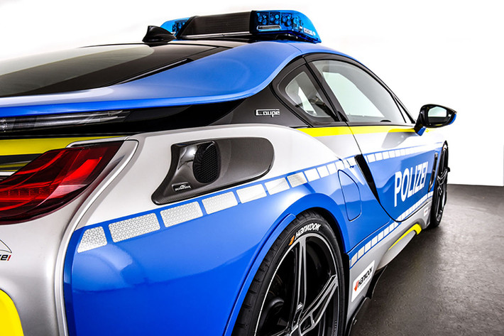 Bên ngoài, AC Schnitzer đã hạ thấp BMW i8 Roadster xuống 20 mm, khiến nó sát mặt đường hơn để gia tăng tính cân bằng trong các khúc cua.