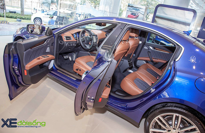 Đây cũng chính là tiền đề cho phiên bản Maserati Ghibli Zegna Edition đến tay khách hàng, được trình làng tại triển lãm xe hơi quốc tế Frankfurt Motor Show tháng 09/2015. Và mới đây nó đã được nhập khẩu hcinhs hãng về Việta Nam.