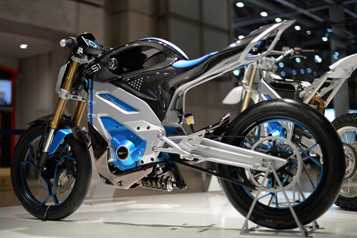 Hiện tại, thương hiệu xe máy Yamaha chỉ phân phối duy nhất mẫu xe điện E-Vino tại thị trường châu Á. Xe chỉ có phạm vi hoạt động 29 km cùng vận tốc tối đa 30,5 km/h khiến E-Vino không thực sự được chào đón.
