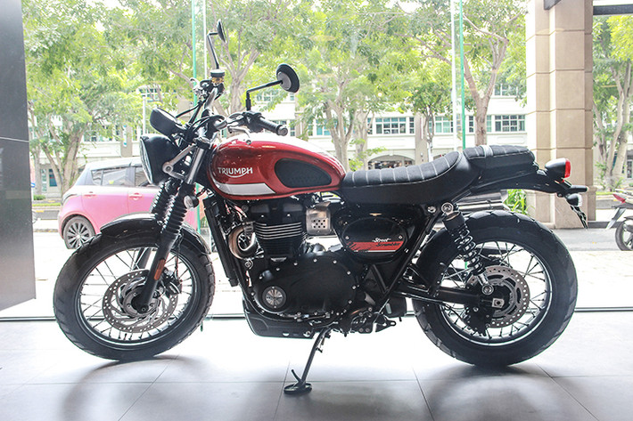 Tại Mỹ, một chiếc Triumph Street Scrambler có giá khởi điểm 10.700 USD (tương đương 243 triệu đồng). Tại thị trường Việt Nam, Triumph Street Scrambler 2017 được niêm yết chính hãng với giá 365 triệu đồng. Xe sở hữu 4 màu gồm: Đen Jet Black, Xanh rêu Matte Khaki Green, Đỏ Korosi Red và Bạc Frozen Silver.