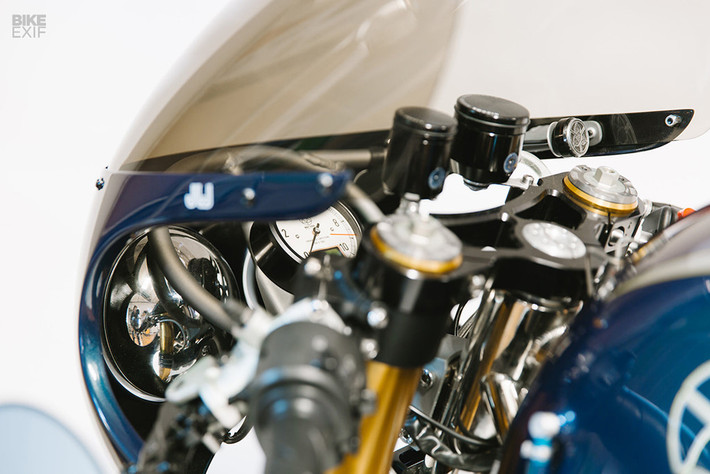 Phuộc sau Ohlins TTX được gắn trên pát đặt thấp hơn ban đầu. Phía trước là cặp phuộc Ohlins Nix. Mẫu độ dùng mâm sợi carbon của BST giúp giảm đáng kể khối lượng. Thân xe mang đậm phong cách của Walt với bình xăng nhôm. Đèn pha đôi được chọn với ốp ngoài bằng sợi Kevlar tương tự phần đuôi.