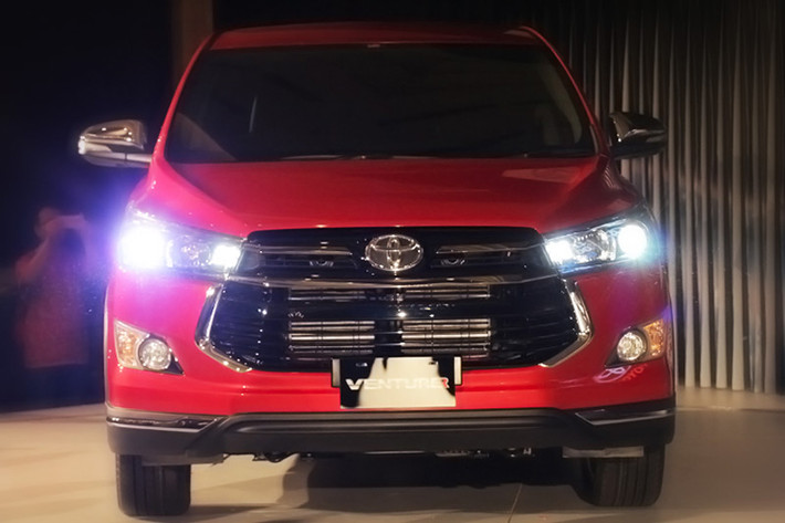 Trên phiên bản cao cấp thế hệ mới vừa được Toyota Việt nam giới thiệu, chiếc MPV 7 chỗ Innova Venturer 2017 nổi bật với ngoại thất màu đỏ tươi khá bắt mắt, đi kèm là những đường viền màu đen tương phản trên vòm bánh xe, bậc thềm lên xuống.