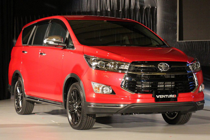 Toyota Việt Nam vừa công bố giá mới của Toyota Innova 2017 áp dụng từ tháng 11/2017 với mức giá giảm lên đến hàng chục triệu đồng, đồng thời thương hiệu xe ôtô đình đám này cũng đã giới thiệu đến các khách hàng thêm 2 phiên bản mới là Toyota Innova 2.0 Venturer và 2.0J.