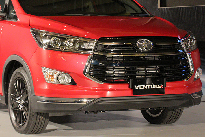 So với phiên bản thường, Innova Venturer sở hữu một số điểm khác biệt ở ngoại thất. Trong đó, cản trước của xe có lưới tản nhiệt được sơn màu đen bóng với các dải chrome trang trí, trong khi nằm bên dưới cản trước cũng là những tấm nẹp ốp với viền mạ chrome sang trọng hơn.