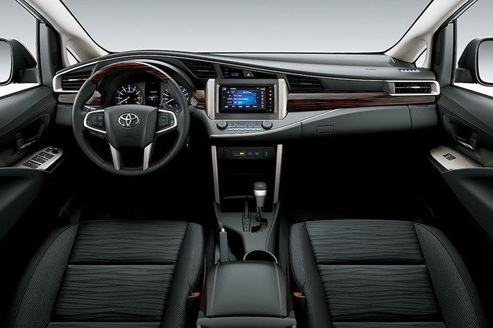 Ở bên trong nội thất, Innova Venturer 2017 được bọc da. Chiếc xe có 7 chỗ ngồi với hàng giữa là 2 ghế thương gia tách riêng biệt, thêm đèn viền nội thất màu xanh dương sang trọng.