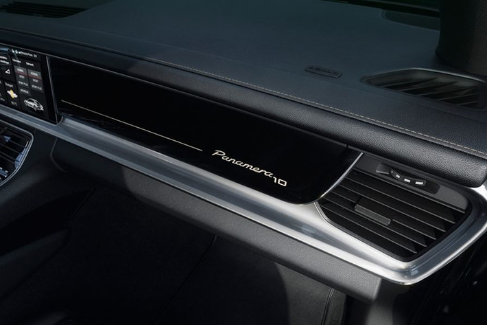 Về truyền động, hai phiên bản Panamera tiêu chuẩn và Panamera 4 được trang bị khối động cơ 3.0L tăng áp cho ra công suất tối đa 330 mã lực, đi kèm với đó là mức giá Porsche Panamera mới lần lượt tương ứng 103.300 USD (khoảng 2,5 tỷ đồng) và 107.500 USD (khoảng 2,58 tỷ đồng).