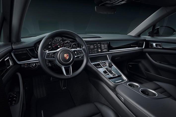 Những khách hàng mua biến thể của mẫu xe Porsche Panamera 4 E-Hybird 10 Year Edition sẽ được bổ sung tuỳ chọn bộ sạc 7,2kW bên cạnh bộ sạc trên bo mạch 3.6kW thường thấy.