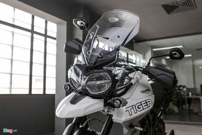 Triumph Tiger 800 XCA 2018 được trang bị hệ thống đèn LED toàn phần (đèn chiếu sáng, đèn sương mù và đèn ban ngày). Đặc biệt, phiên bản xuất hiện tại thị trường Việt Nam được tích hợp sẵn đèn trợ sáng. Kính chắn gió lớn và chỉnh được cao/thấp, tránh trường hợp nước mưa văng trắng xóa cản tầm nhìn. Điểm trừ là tấm nhựa bảo vệ tay lái không tích hợp đèn xi-nhan.