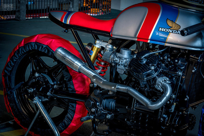 Xưởng sử dụng bánh xe Comstar CX và vỏ xe Avon Roadriders. Phanh trước được nâng cấp hệ thống Brembo mới, kết nối với xy-lanh Master Magura cho mâu xe độ Honda CX500 cafe racer.