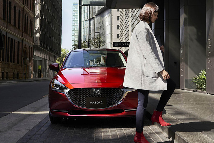 Bước sang phiên bản mới, Mazda2 đã thay đổi đáng kể trong thiết kế ngoại thất. Điểm nhấn đầu tiên của Mazda2 mới chính là phần đầu xe theo phong cách của Mazda6 nâng cấp. Điều này được thể hiện qua viền lưới tản nhiệt mạ crôm dày dặn hơn và ôm lấy khu vực bên dưới cụm đèn pha.