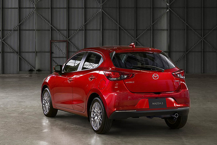 Thứ hai là động cơ diesel Skyactiv-D 4 xi-lanh, dung tích 1,5 lít với công suất tối đa 105 mã lực và mô-men xoắn cực đại 250 Nm. Cả hai động cơ đều kết hợp với hộp số tự động 6 cấp.
