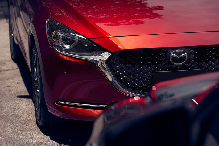Ngay cả cụm đèn pha LED tiêu chuẩn của Mazda2 2020 cũng được tái thiết kế nên trông thanh mảnh và sắc sảo hơn trước. Đây là lần đầu tiên dòng xe cỡ B này được trang bị hệ thống đèn pha LED thích ứng dù chỉ là tùy chọn. Theo hãng Mazda, hệ thống này sử dụng 20 đi-ốt điều khiển độc lập, có thể tắt một phần ở chế độ chiếu xa để tránh gây chói mắt cho những tài xế khác.