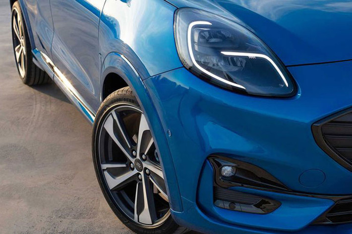 Chiếc Ford Puma 2020 trong những hình ảnh rò rỉ đầu tiên này thuộc bản ST-Line X. Do đó, xe được trang bị hệ thống đèn pha và đèn hậu LED. Ngoài ra, trên đầu xe còn xuất hiện lưới tản nhiệt màu đen cỡ lớn.