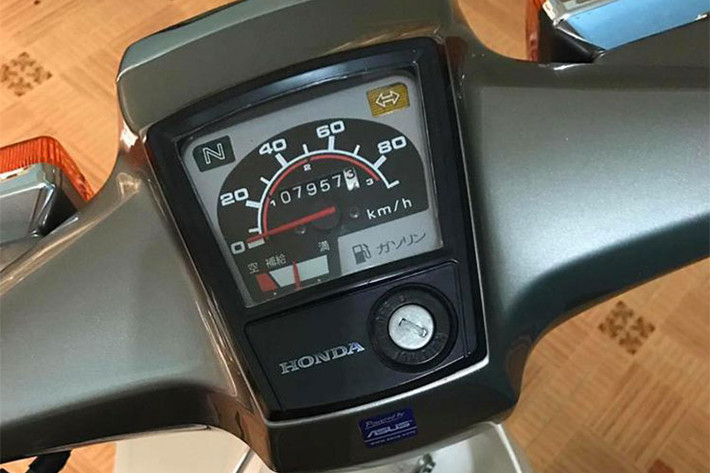 Mặc dù đã trải qua hàng chục năm, chiếc xe máy Honda Cub 82 này cho đến nay vẫn giữ được độ mới đáng ngạc nhiên từ nước sơn, phụ kiện đến các chi tiết nhỏ khác... Thậm chí có thể so sánh được với nhiều chiếc xe "đập thùng" khi đồng hồ công tơ mét của xe chỉ báo đi được hơn 7000km.