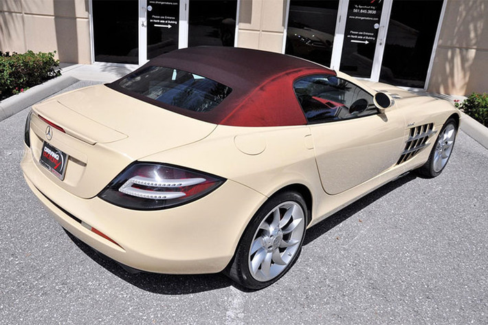 Để có thể đưa SLR lên dây chuyền sản xuất hàng loạt, Mercedes đã quyết định hợp tác với McLaren. Đó là lý do vì sao chiếc xe cuối cùng có tên gọi SLR McLaren. Trong đó, "SLR" là tên gọi lấy cảm hứng từ chiếc xe đua 300 SLR đời 1955, viết từ tiếng Đức "Sport Leicht Rennsport", nghĩa là xe đua thể thao siêu nhẹ.