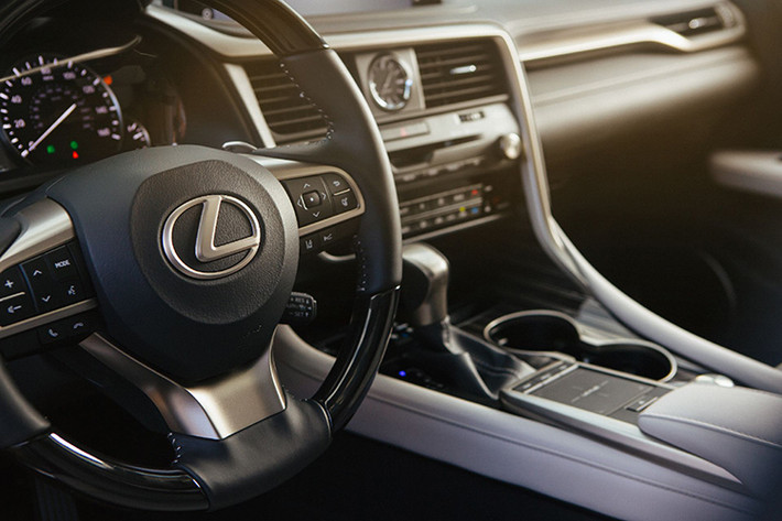 Phiên bản nâng cấp RX 2020 là chiếc Lexus đầu tiên hỗ trợ kết nối Android Auto cho phép người dùng có thể dùng Google Maps hay nghe nhạc từ các ứng dụng như: Spotify hay Pandora,... bên cạnh kết nối Apple CarPlay như trước, trang bị 06 cổng USB và khe cắm sạc điện thoại.