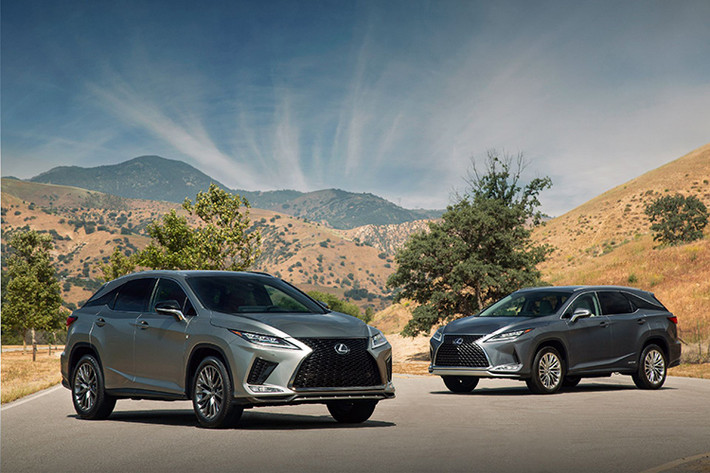 Về thiết kế, mẫu xe Lexus RX 2020 mới được trau chuốt lại ngoại thất nhẹ nhàng nhưng vẫn mang phong cách thiết kế thể thao, sang trọng và tinh tế vốn có. Đáng chú ý RX mới được trang bị đèn pha LED mới mỏng hơn trước, đèn sương mù được sửa đổi lại đặt bên dưới hai hốc gió thể thao.