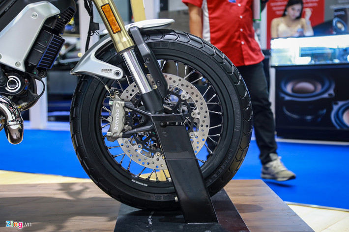Hệ thống phanh trên Scrambler 1100 bao gồm phanh đĩa kép có đường kính 330 mm ở trước và phanh đĩa đơn 245 mm ở sau. Cùm phanh do Brembo sản xuất. Hệ thống chống bó cứng phanh ABS là trang bị tiêu chuẩn ở cả 2 bánh.