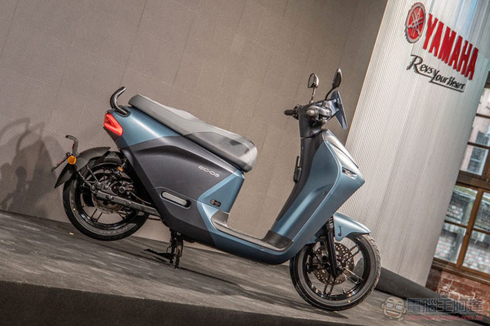 Xe ga điện Yamaha EC-05 là thành quả của sự hợp tác giữa hãng môtô Nhật Bản với công ty Đài Loan Gogoro - một nhà sản xuất xe máy điện tiên phong với nền tảng pin có thể tháo rời và hệ thống trạm sạc hỗ trợ.