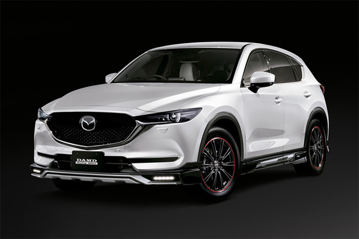 Giữ lại cản trước, sau và hai bên nguyên bản trên mẫu xe CX-5 mới, hãng đã trang bị bộ ốp mới bên dưới những chi tiết này. Toàn bộ các chi tiết trang trí bodykit đều làm từ nhựa ABS có độ bền và dẻo dai cao.