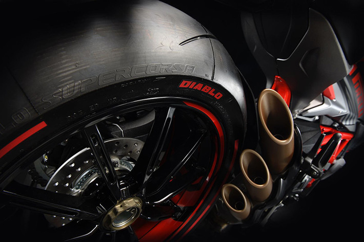 Bộ phận ống xả siêu môtô naked-bike mới này cũng được hãng xe môtô Ý xử lý khá tinh tế thông qua việc áp dụng một loại sơn gốm siêu bền đặc biệt, chịu được nhiệt độ rất cao.