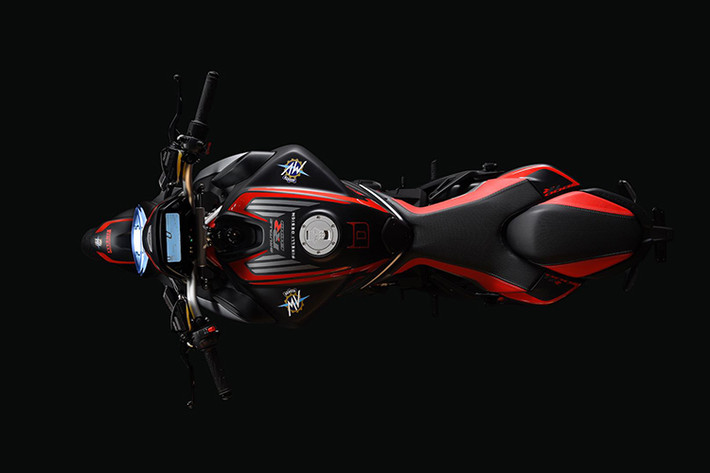 Đáng chú ý trên mẫu siêu môtô naked-bike đến từ nước Ý này, chính là bộ vành căm đặc biệt sẽ được bán dưới bộ màu trắng xanh cùng với vàng đen, còn ở phiên bản đỏ đen sẽ được sử dụng vành hợp kim.