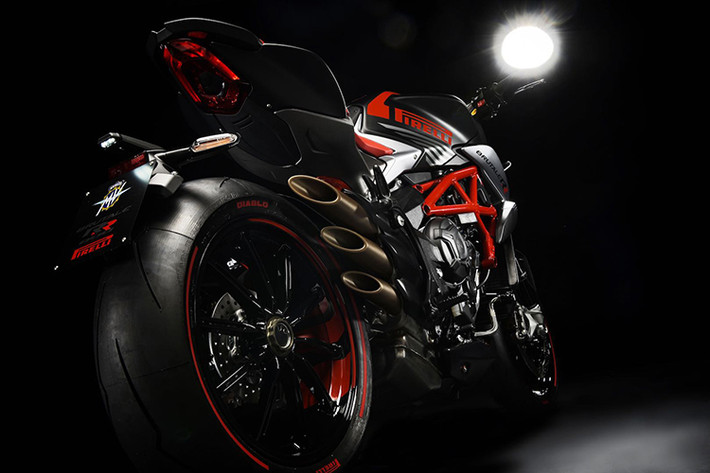 Mẫu xe MV Agusta Dragster 800 RR Pirelli 2019 này được trang bị lốp DIABLO ™ Supercorsa SP, tên thương hiệu Pirelli trên lốp sẽ có màu sắc tương ứng với phiên bản màu của xe. Da bọc yên được thiết kế bởi Castiglioni với điểm nhấn là dòng chữ ký của Pirelli Design.