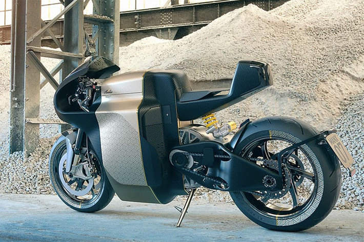 Hệ thống treo của xe được cung cấp bởi thương hiệu Ohlins, cặp phuộc trước hành trình ngược là loại Ohlins FGRT-200, trong khi đó giảm xóc lò xo trụ đơn sau là Ohlins TTX36. Phanh xe mang thương hiệu Beringer với đĩa đôi ở trước đi kèm cặp củ phanh Aerotic 4 pít-tông, phanh đĩa sau kèm củ phanh Aerotic 2 pít-tông. Vành xe từ thương hiệu OZ Racing.