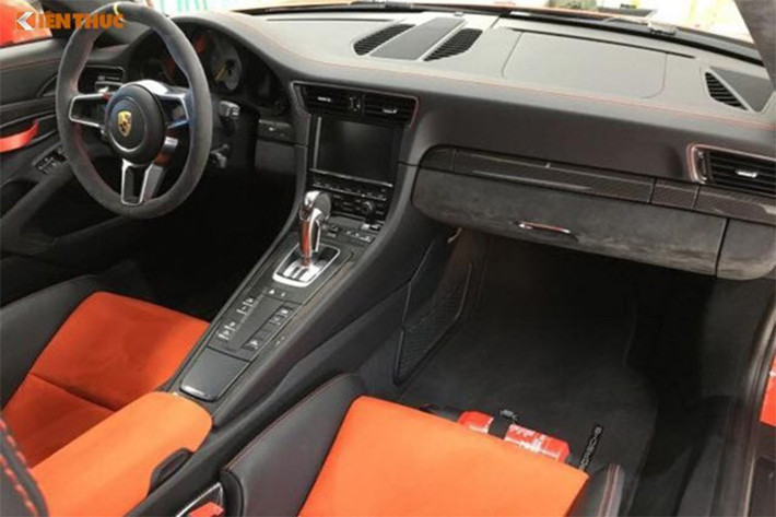 Bên trong nội thất của mẫu Porsche 911 GT3 RS được bọc da Alcantara cao cấp, ghế ngồi đơn dạng khung lấy cảm hứng từ mẫu 918 Spyder. Trang bị tiêu chuẩn khác là gói Club Sport gồm khung an toàn dạng lồng được gắn thêm ở phía sau ghế, công tắc ngắt ắc-quy và bộ đai an toàn sáu điểm riêng biệt cho người lái cùng bình chữa cháy có giá đỡ.