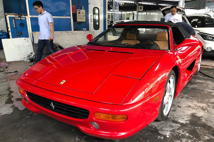 Siêu xe Ferrari F355 Spider được sản xuất vào năm 1995, đến nay, mẫu xe này đã có 24 tuổi đời và đã bị "khai tử" từ lâu nên bị cấm nhập khẩu vào Việt Nam. Những rào cản trên khiến việc sở hữu Ferrari F355 Spider tại Việt Nam của giới nhà giàu ở đây là điều vô cùng khó khăn.