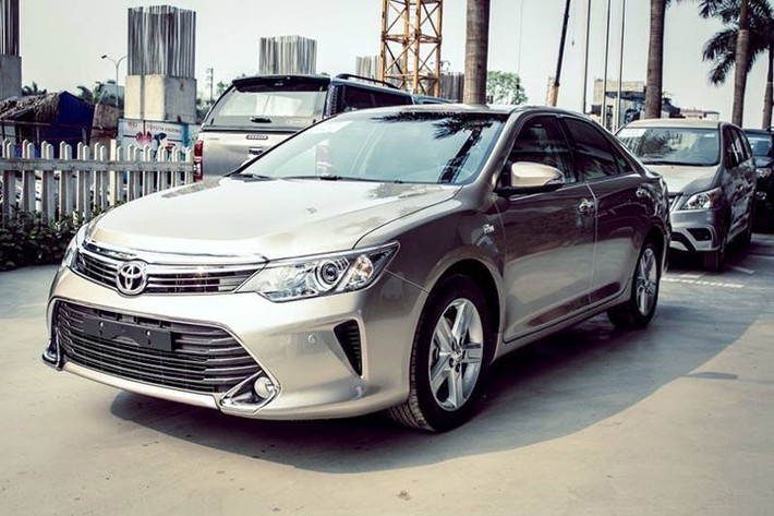Ngoài ra Camry 2018 còn trang bị cảm biến lùi, hệ thống kiểm soát lực kéo TRC, hệ thống hỗ trợ khởi hành ngang dốc HAC, hệ thống chống bó cứng phanh ABS, phân phối lực phanh điện tử EBD, hỗ trợ lực phanh khẩn cấp BA, cân bằng điện tử VSC, móc cài ghế trẻ em.