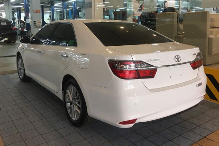 Toyota Việt Nam bổ sung thêm màu trắng mới cho Camry 2018 từ tháng 3/2018, tăng giá 8 triệu đồng cho tất cả các phiên bản sử dụng màu sơn này. Giá xe Toyota Camry màu trắng ngọc trai từ 1,005 tỷ đến 1,310 tỷ đồng. Ngoài lớp sơn, các trang bị khác trong xe vẫn giữ nguyên.