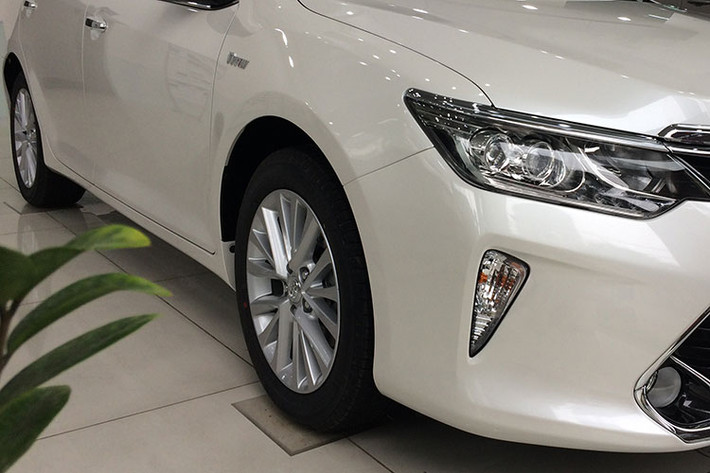 Ở phía sau mẫu xe cụm đèn hậu sử dụng bóng đèn LED, nắp ca-pô dang bo tròn mang tính trẻ trung và trang nhã. Đèn xi nhan của cả ba phiên bản cũng được tích hợp vào cản trước của xe góp phần tạo nên thiết kế đầu xe sang trọng hơn. Bộ mâm xe làm bằng hợp kim sáng kích thước 17 inch, đi cùng lốp có kích thước 215/55-R17.