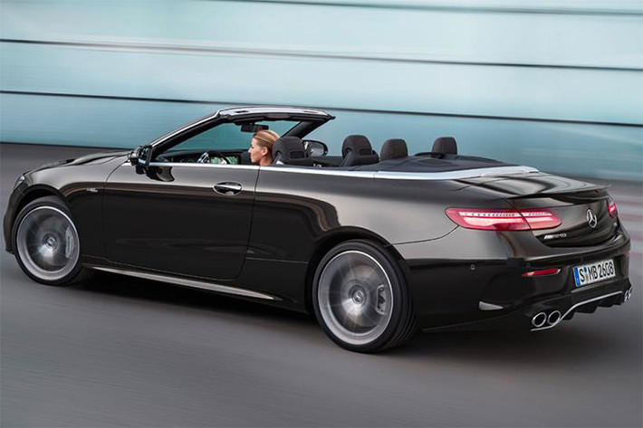 Giới hạn tốc độ điện tử trên ba phiên bản sedan, coupe và cabriolet của Mercedes-AMG E53 là 209 km/h. Mẫu xe này có thêm tùy chọn mâm hợp kim 20 inch trọng lượng nhẹ hơn và đĩa phanh 14,2 inch.