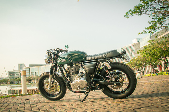 Tuy nhiên, khác với phiên bản thường đang được bán ra, chiếc Royal Enfield Continental GT trong bài viết này còn được Royal Enfield Việt Nam độ 22 món của thương hiệu Libero Moto, khiến cho chiếc xe mang phong cách hoài cổ này trở nên ấn tượng và mạnh mẽ hơn rất nhiều.