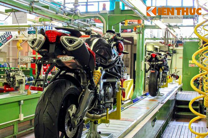 Dây chuyền sản xuất của nó cũng không hề kém cạnh bất kỳ hãng xe đình đám nào trên thế giới.