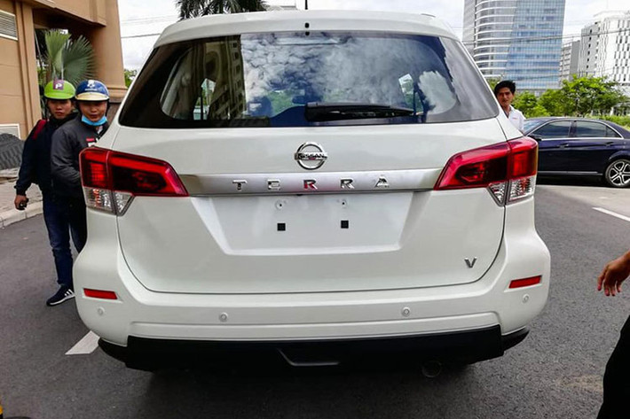 Bên ngoài, Nissan Terra sở hữu một số nét thiết kế quen thuộc, tương tự như xe bán tải Navara. Mẫu SUV sử dụng khung gầm sát-xi rời này được trang bị lưới tản nhiệt V-Motion đặc trưng của gia đình Nissan. Thêm vào đó là cụm đèn pha có thiết kế góc cạnh, chắn bùn phồng lên và nhiều chi tiết mạ crôm sáng bóng.