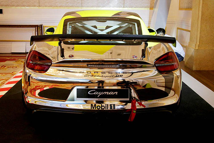 Siêu xe đua Porsche Cayman GT4 Clubsport sử dụng hệ thống treo đặc biệt dành cho xe đua. Bộ giảm chấn trục trước trọng lượng nhẹ với tay đòn và thanh giằng. Bộ giảm chấn trục sau trọng lượng nhẹ từ Cayman GT4 với tay đòn được tinh chỉnh từ 911 GT3 Cup.