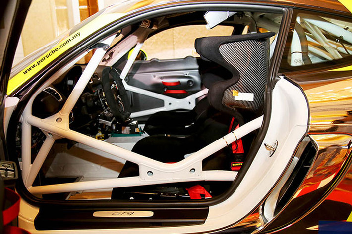 Porsche Cayman GT4 ClubSport được trang bị khối động cơ phẳng 6 xy-lanh với dung tích xy-lanh 3.800 cm3, cho công suất 385 mã lực. Xe sử dụng hệ dẫn động trục sau, hộp số 6 cấp tự động ly hợp kép Porsche Doppelkupplung (PDK) cùng khóa vi sai trục sau cơ khí dành riêng cho môn đua xe thể thao.